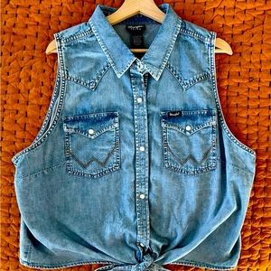 WOMEN'S WRANGLER RETRO SLEEVELESS PRINT WESTERN SNAP TOP IN LIGHT BLUE